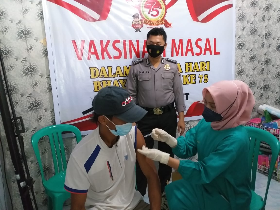Polsek Bunut Kawal Vaksinasi di Puskesmas Bandar Petalangan