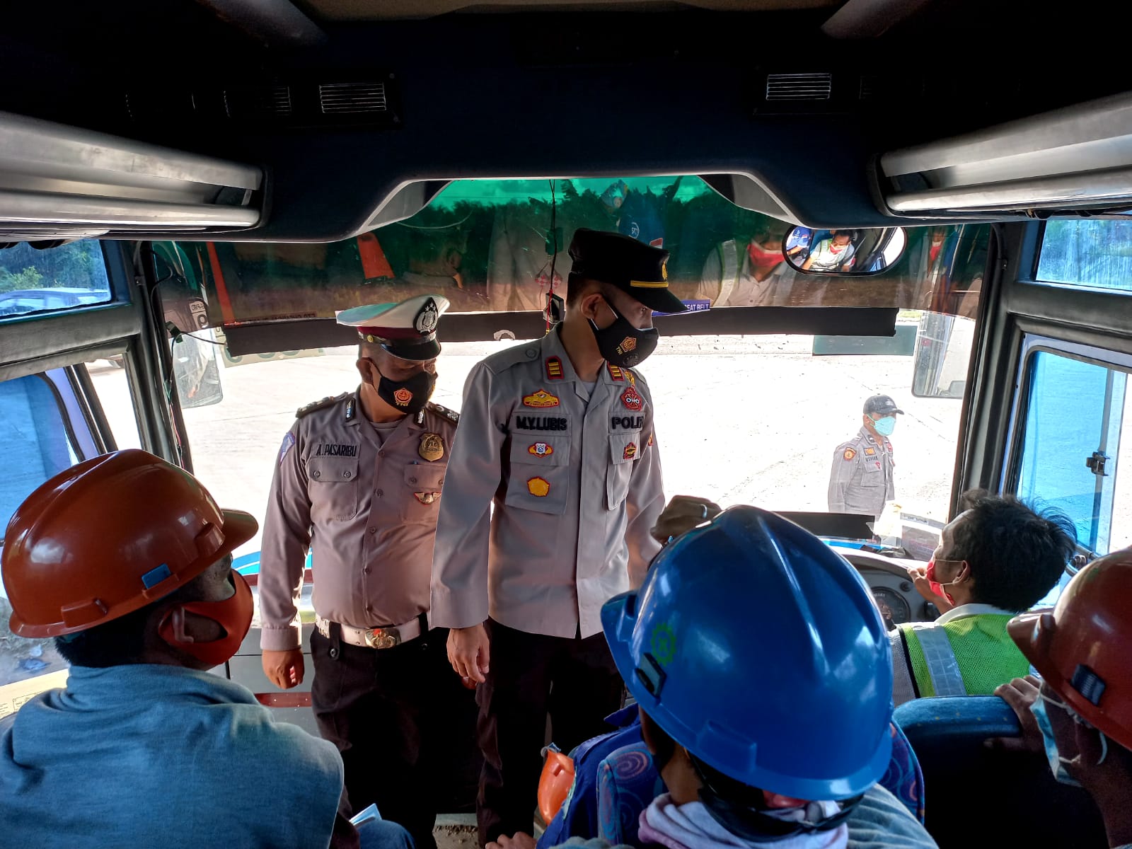 Cek Prokes Penumpang, Polsek Pangkalan Kerinci Sasar Bus Karyawan PT RAPP