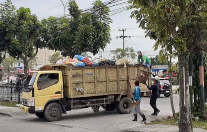 DLHK Pekanbaru Diminta Selesaikan Lelang Pengangkutan Sampah 2025 Sebelum Akhir Tahun