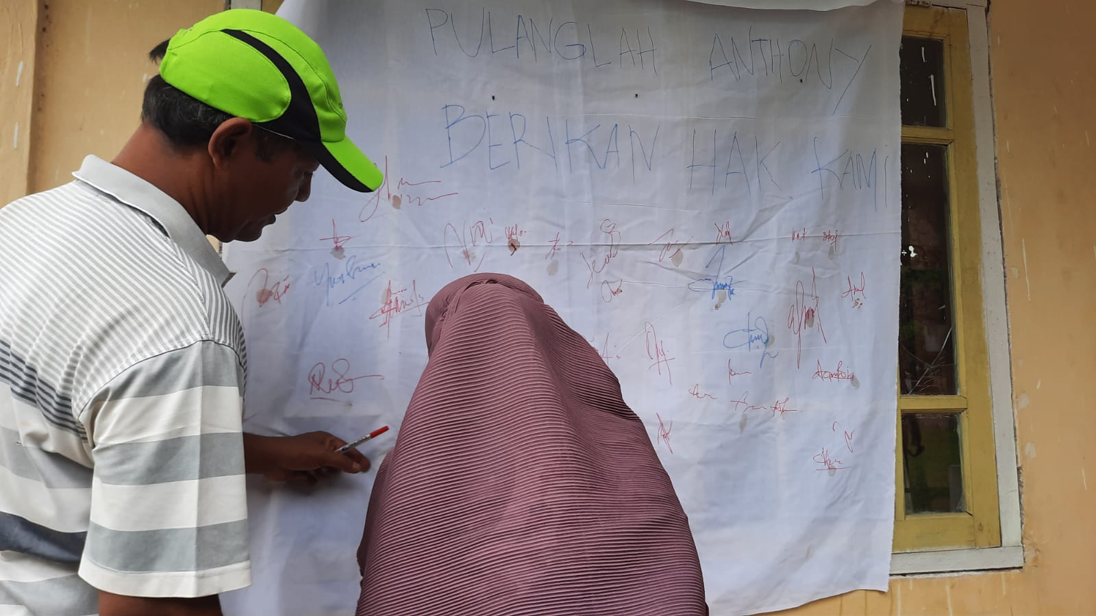Tuntut Bayarkan Hak, Petani Sawit di Riau Cap Darah di Atas Tanda Tangan