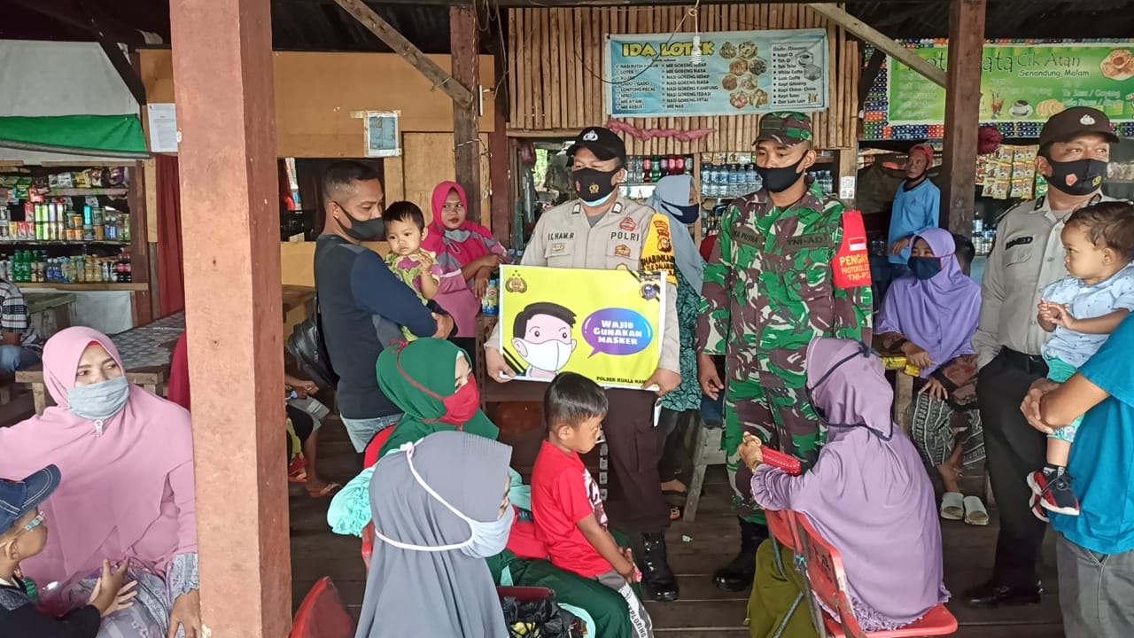 Personel Polsek Kuala Kampar Imbau Warga Gunakan Masker