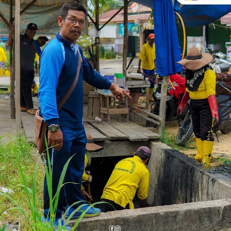 Mencegah Banjir, Pasukan Kuning Bersihkan Lumpur di Drainase Jalan Soekarno Hatta