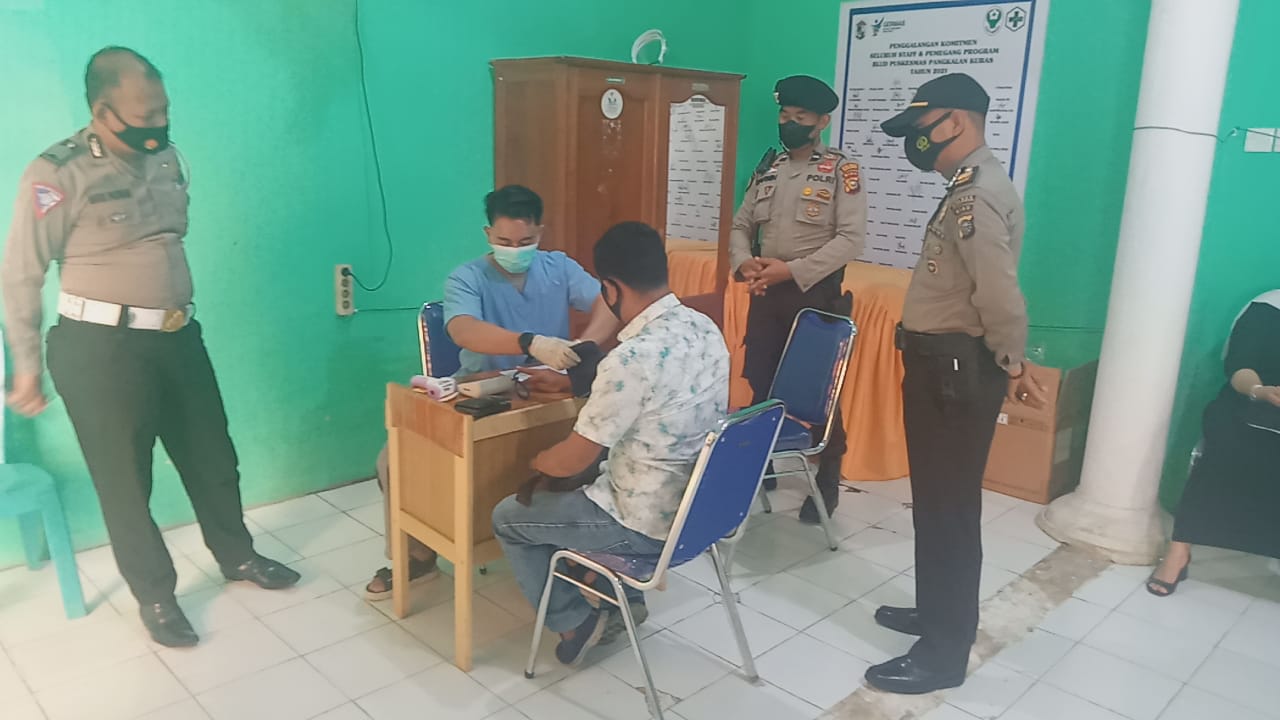 Polsek Pangkalan Kuras Kerahkan Personil Awasi Vaksinasi di Dua Puskesmas