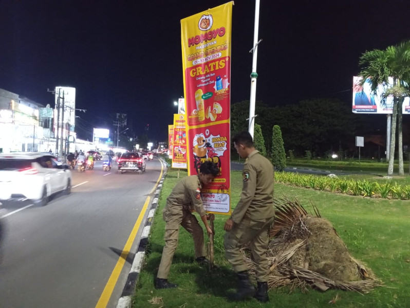 Satpol PP Pekanbaru Bersihkan Median Jalan Sudirman dari Reklame Liar
