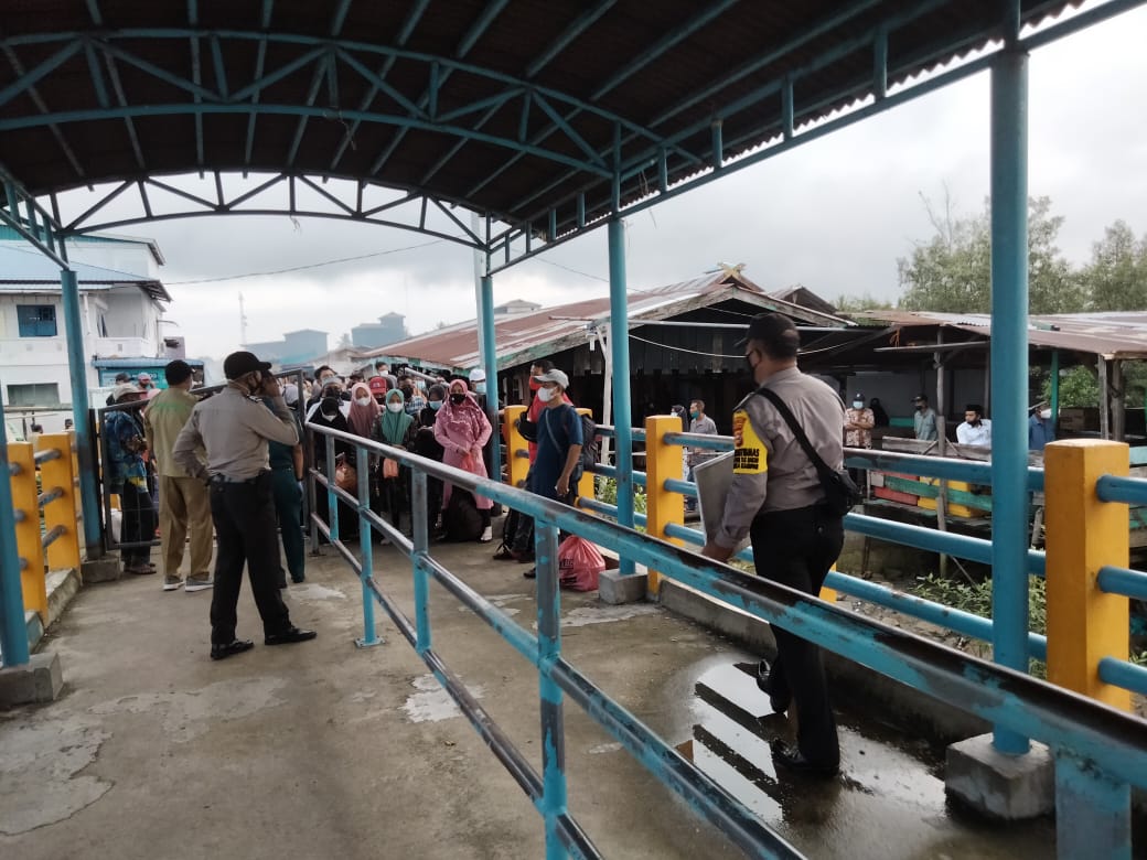 Cegah Covid-19 di Wilkum, Polsek Kuala Kampar dan Tim Gabungan Awasi Prokes