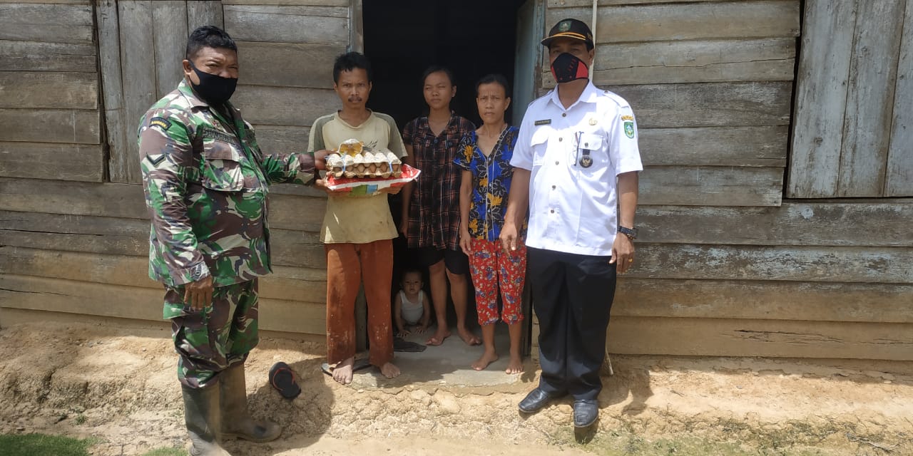 Pemerintah Kecamatan Rambah Bersama TNI dan Polri Bagi Sembako