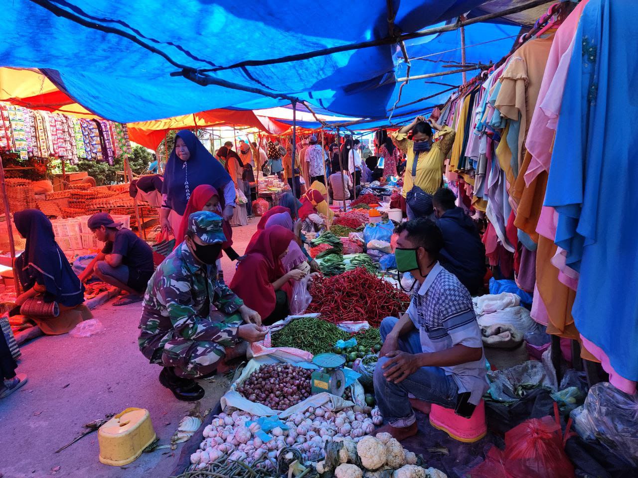 Sambangi Pasar, Babinsa Koramil 14/Kepenuhan Kodim 0313/KPR Cek Harga Sembako