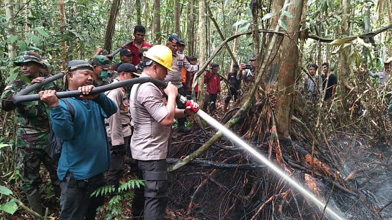 Kapolda Riau Ikut Padamkan Api di Rupat Utara Bengkalis