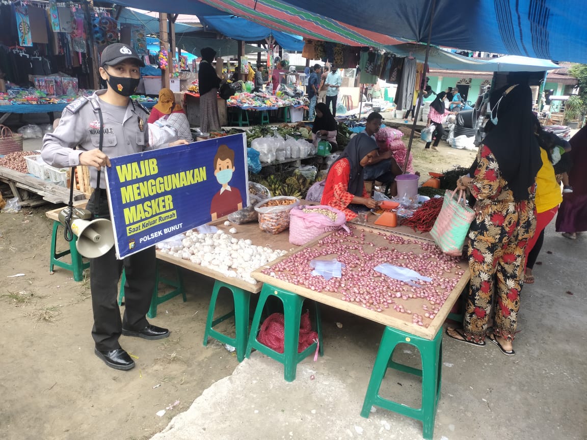 Gelar Patroli Jalan Kaki, Polsek Bunut Antisipasi Aksi Kejahatan dan Imbau Prokes Warga