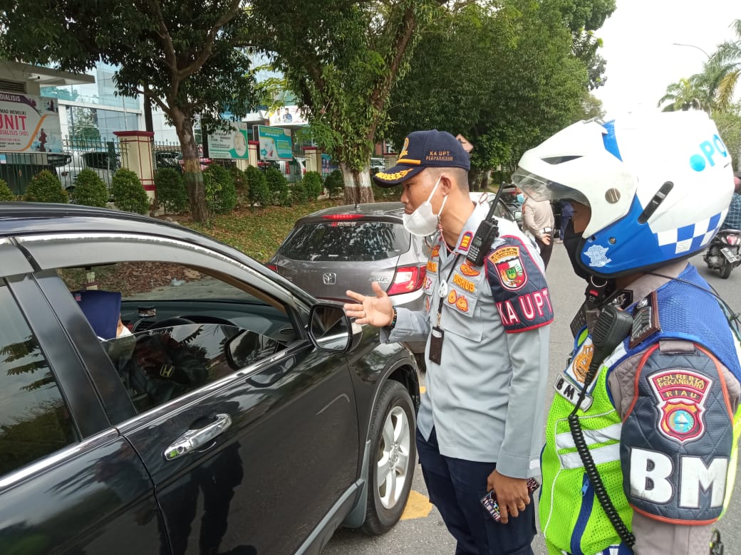 Sudah Ada Tanda Larangan, Masih Banyak Kendaraan Parkir di Jalan Diponegoro Pekanbaru