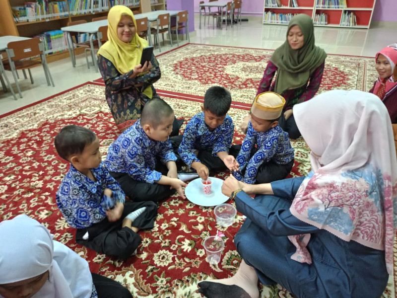 Melalui Program LiteraTour, Siswa MI Ibnu Taimiyah Eksplorasi Perpustakaan