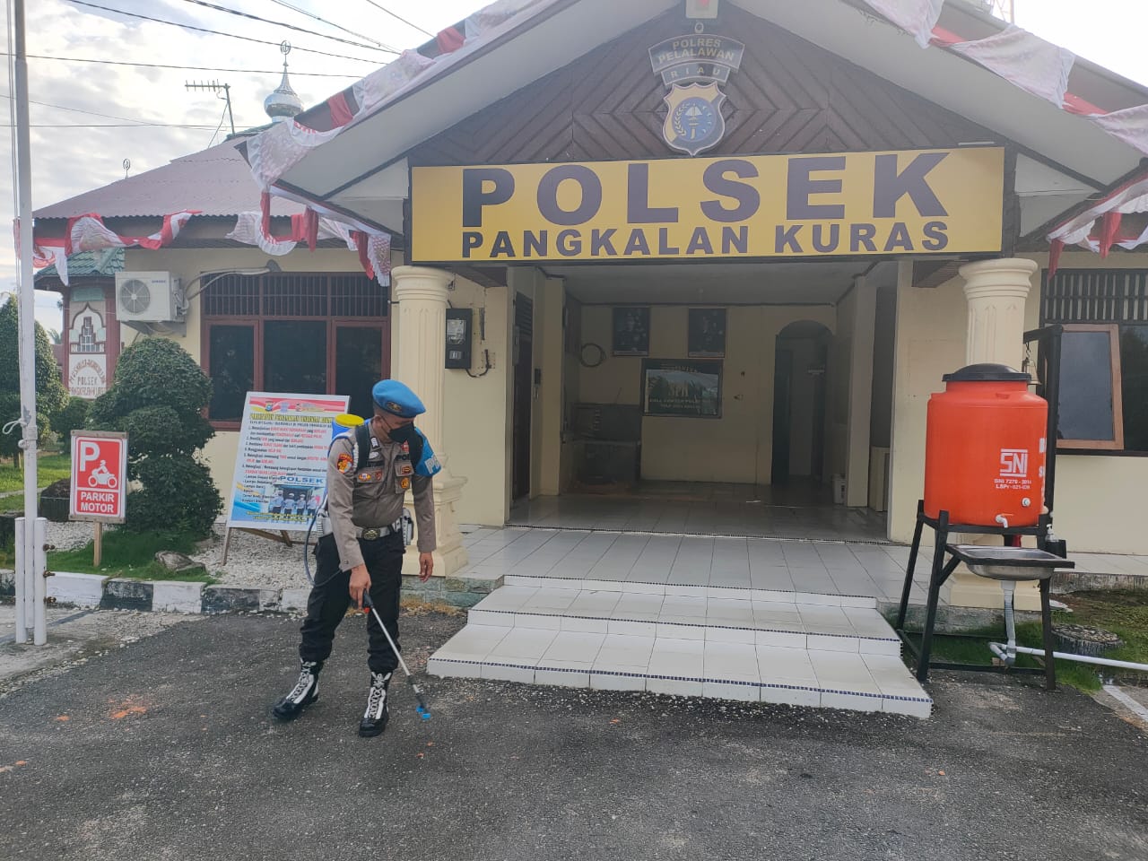 Cegah Covid-19, Polsek Pangkalan Kuras Rutin Semprot Disinfektan