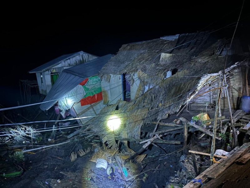 Abrasi Sungai Sebabkan Longsor Parah, Belasan Rumah Ambruk ke Sungai Indragiri