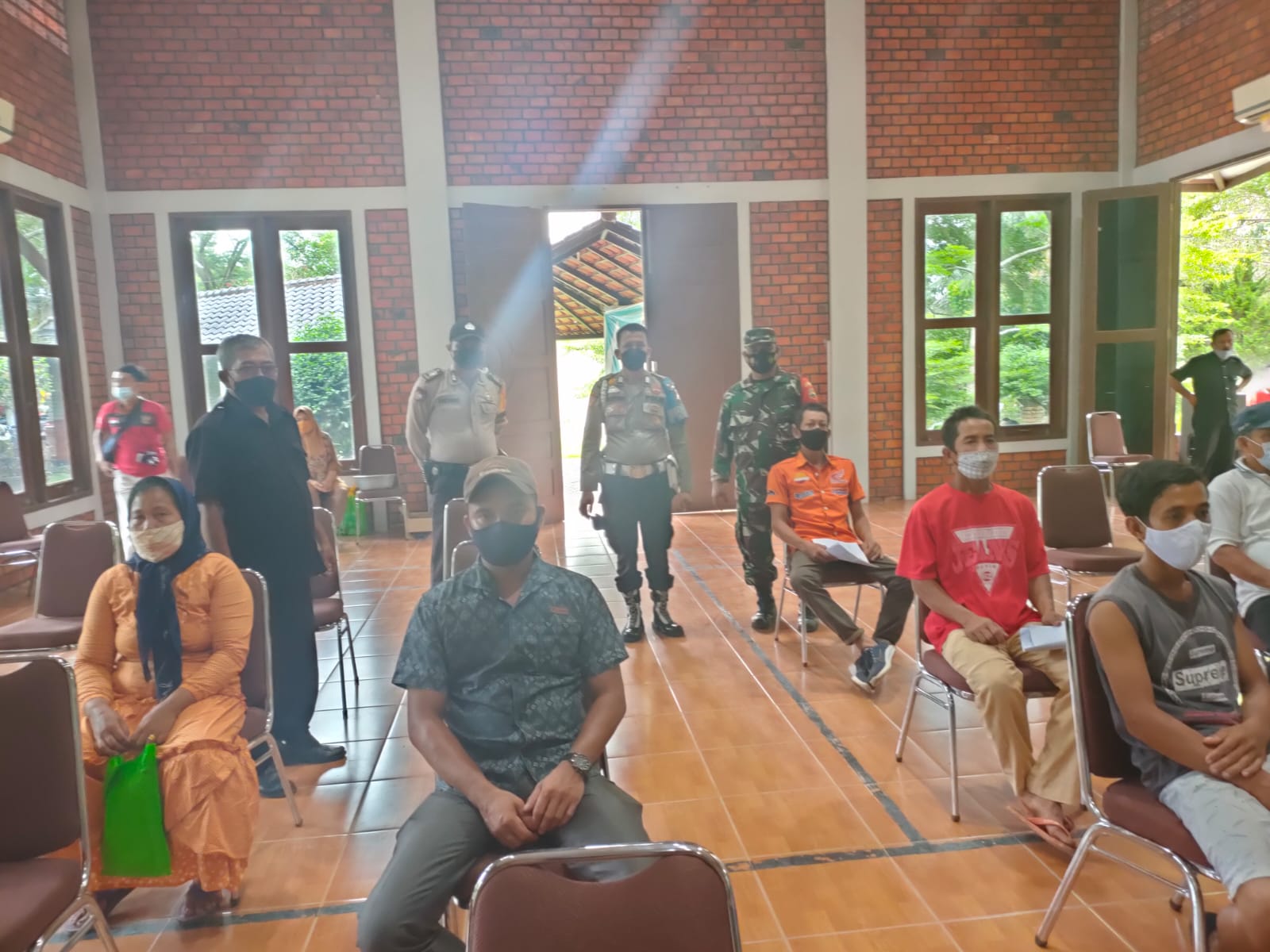 Polsek Pangkalan Kuras Awasi Pelaksanaan Vaksin Karyawan PT Surya Bratasena Plantation