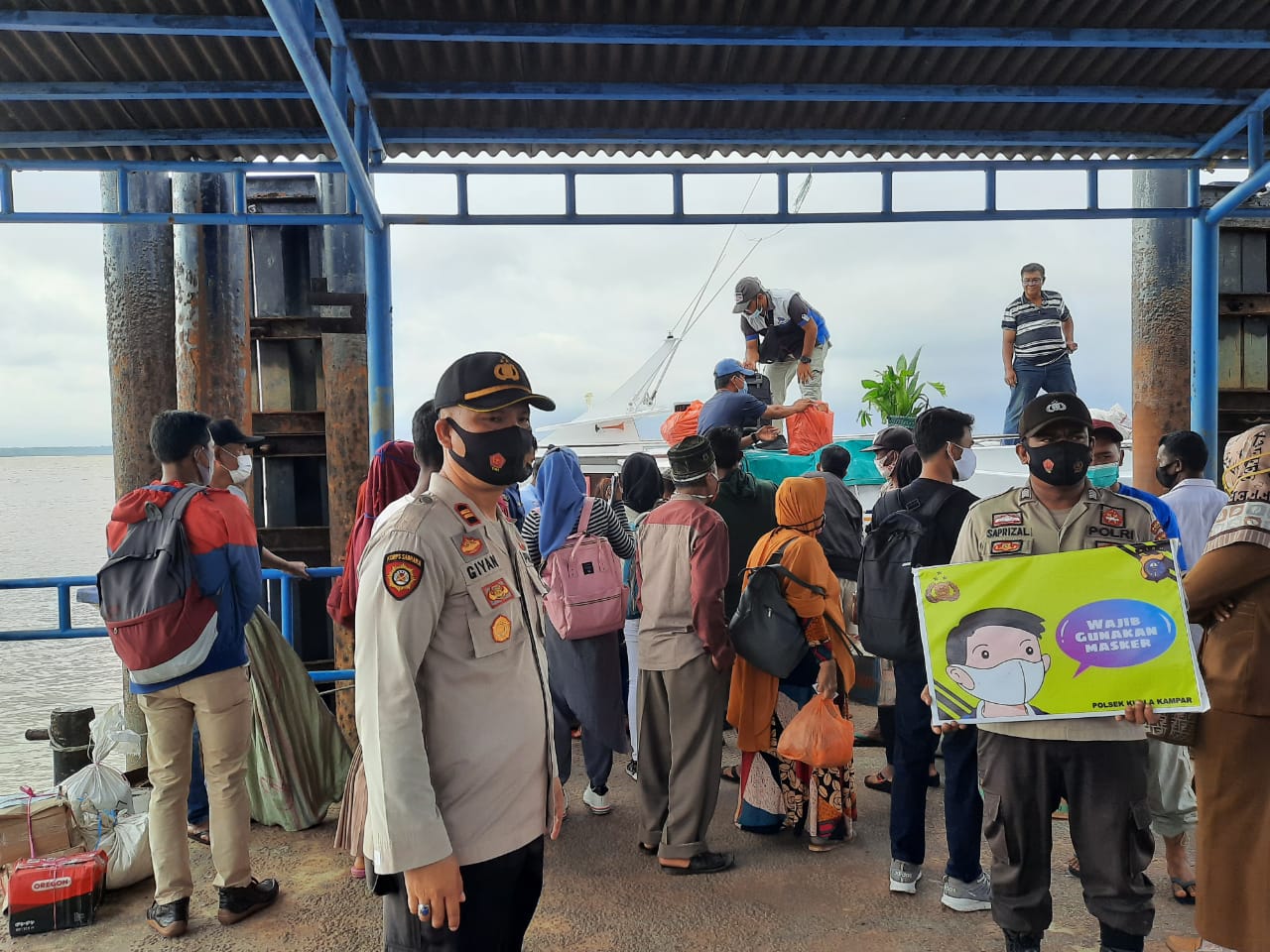 Polsek Kuala Kampar Sosialisasikan Prokes kepada Warga yang Bepergian di Dermaga Penyalai