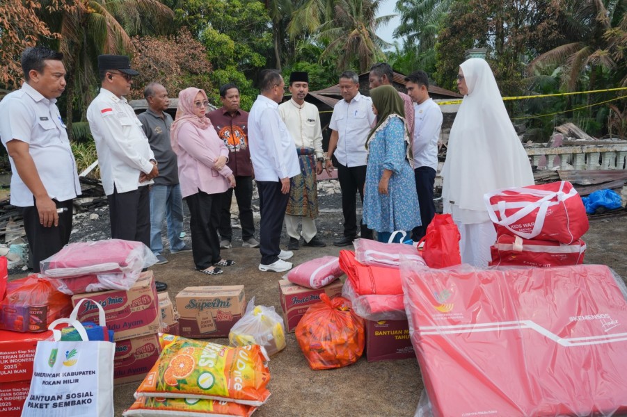 Respons Cepat, Bupati Rohil H. Bistamam Tinjau Kebakaran di Teluk Mega dan Salurkan Bantuan
