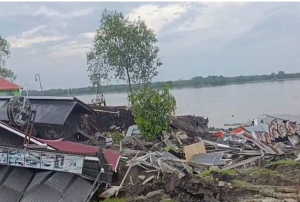 Longsor di Tembilahan Hulu, Sejumlah Bangunan Rumah Terjun ke Sungai