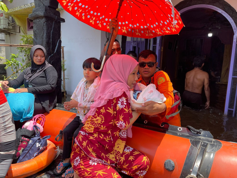 Banjir Rumbai, Tim SAR Evakuasi Satu Keluarga dari Permukiman Terendam