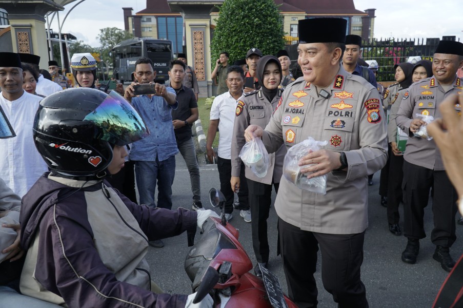 Kapolda Riau Bagikan Takjil Gratis di Jalan Pattimura, Warga Terharu