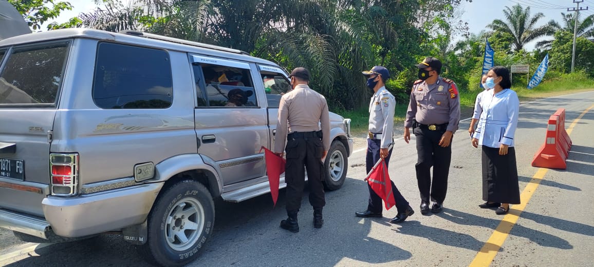 Idul Fitri 1442 H, Kapolsek Bandar Sei Kijang Pantau Masyarakat di Pos Penyekatan