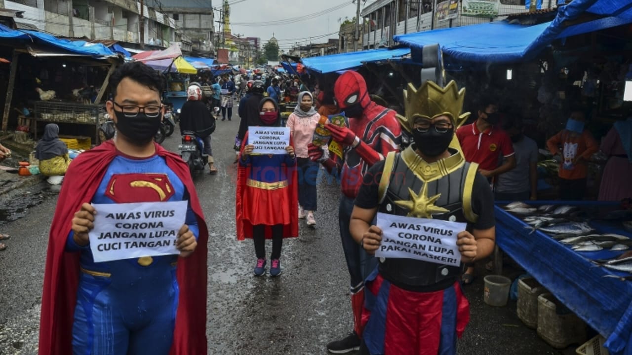 Berpakaian Alah Superhero, Petugas Diskominfotik Riau Sosialisasikan Pencegahan Covid-19