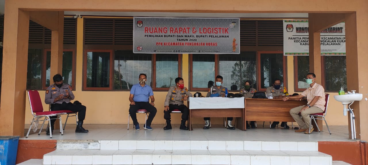 Kapolsek Pangkalan Kuras Lakukan Pengamanan Kotak Suara di PPK