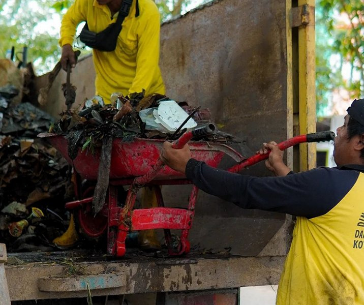 Dinas PUPR Pekanbaru Bersihkan Drainase di Jalan Cipta Karya