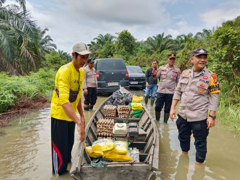 Polsek Kampar Kiri Hilir Salurkan Bantuan Sembako untuk Korban Banjir di Desa Mentulik