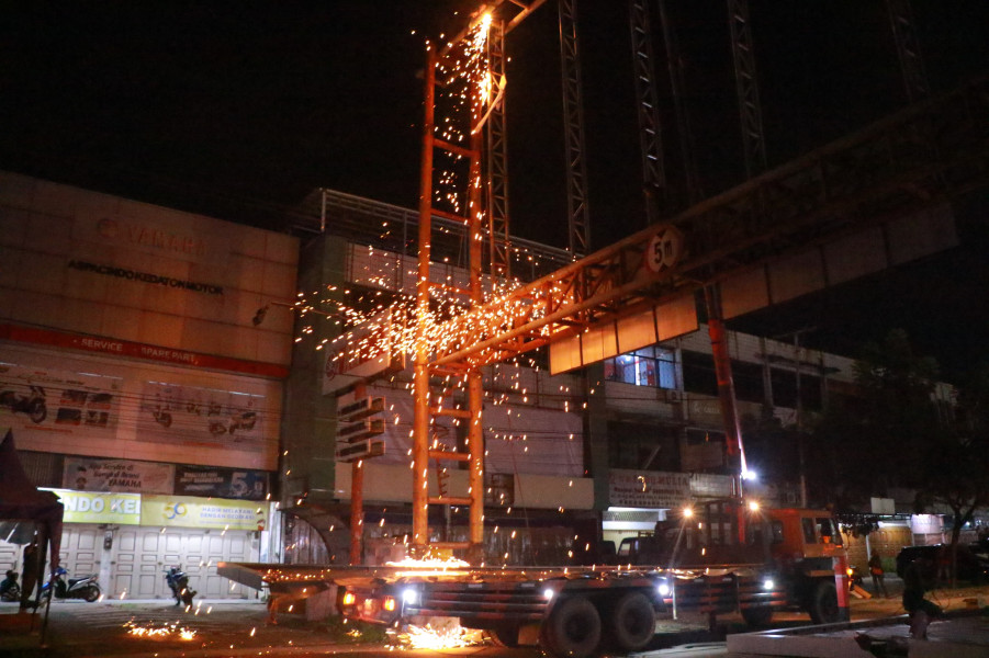 Tertibkan Aset Kota, Pemko Pekanbaru Bongkar Paksa Bando Reklame di Jalan Riau
