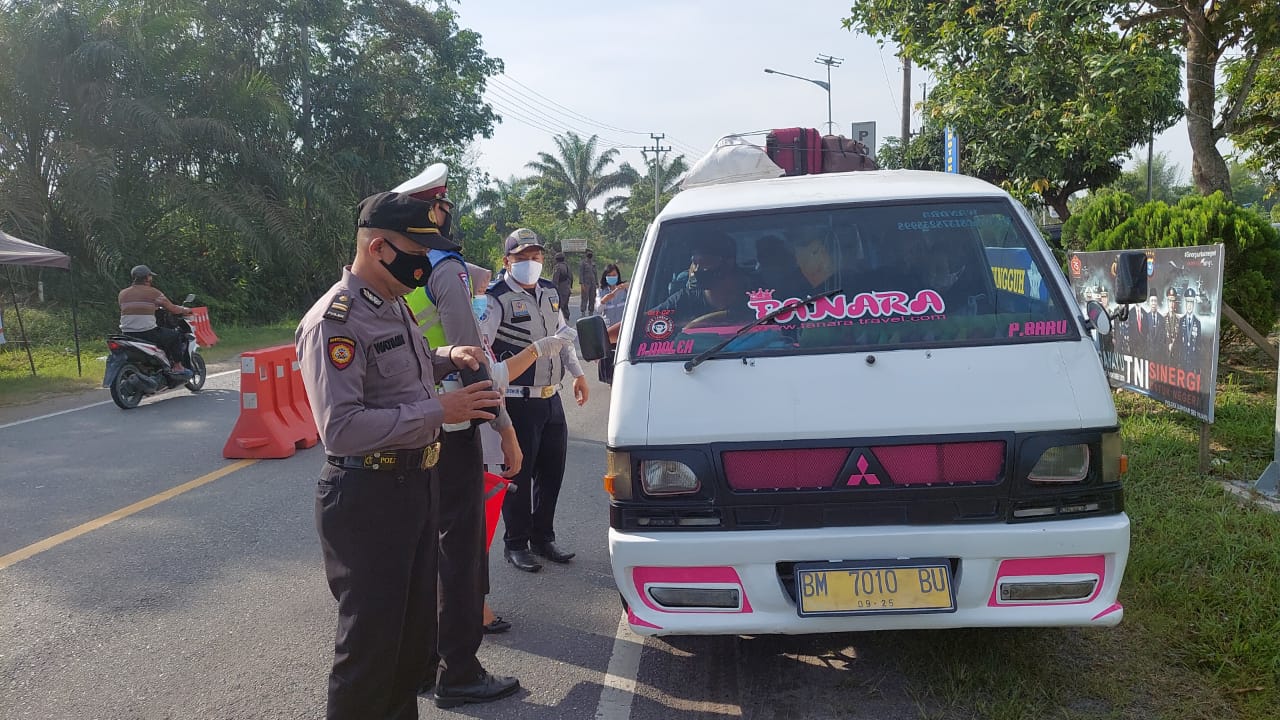 Polsek Bandar Sei Kijang Pantau Masyarakat yang Melintas di Pos Sekat Mudik