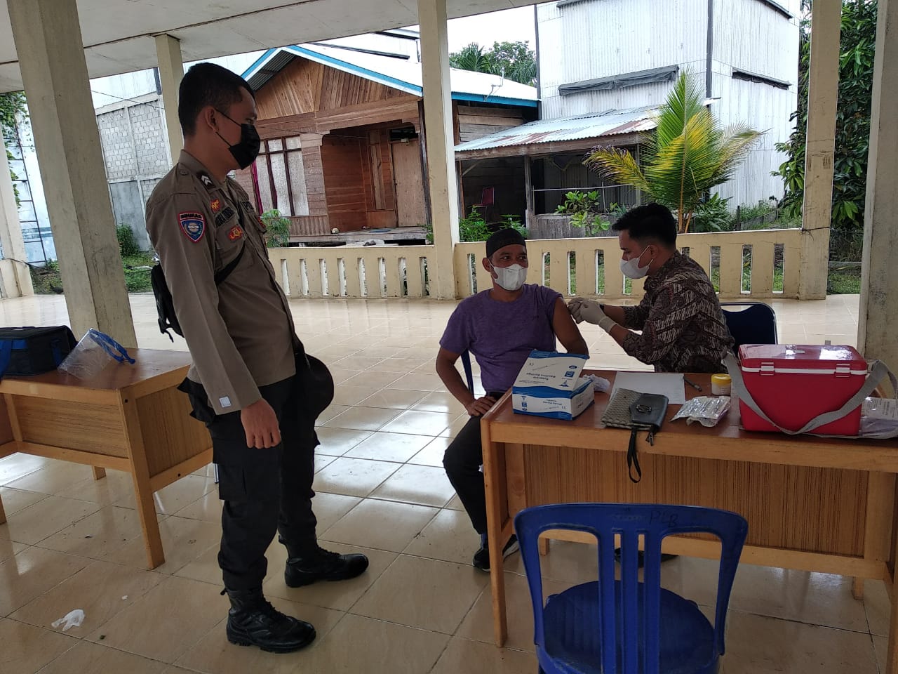 Pelaksanaan Vaksin di Balai Kantor Desa Teluk Binjai Diawasi Polsek Teluk Meranti