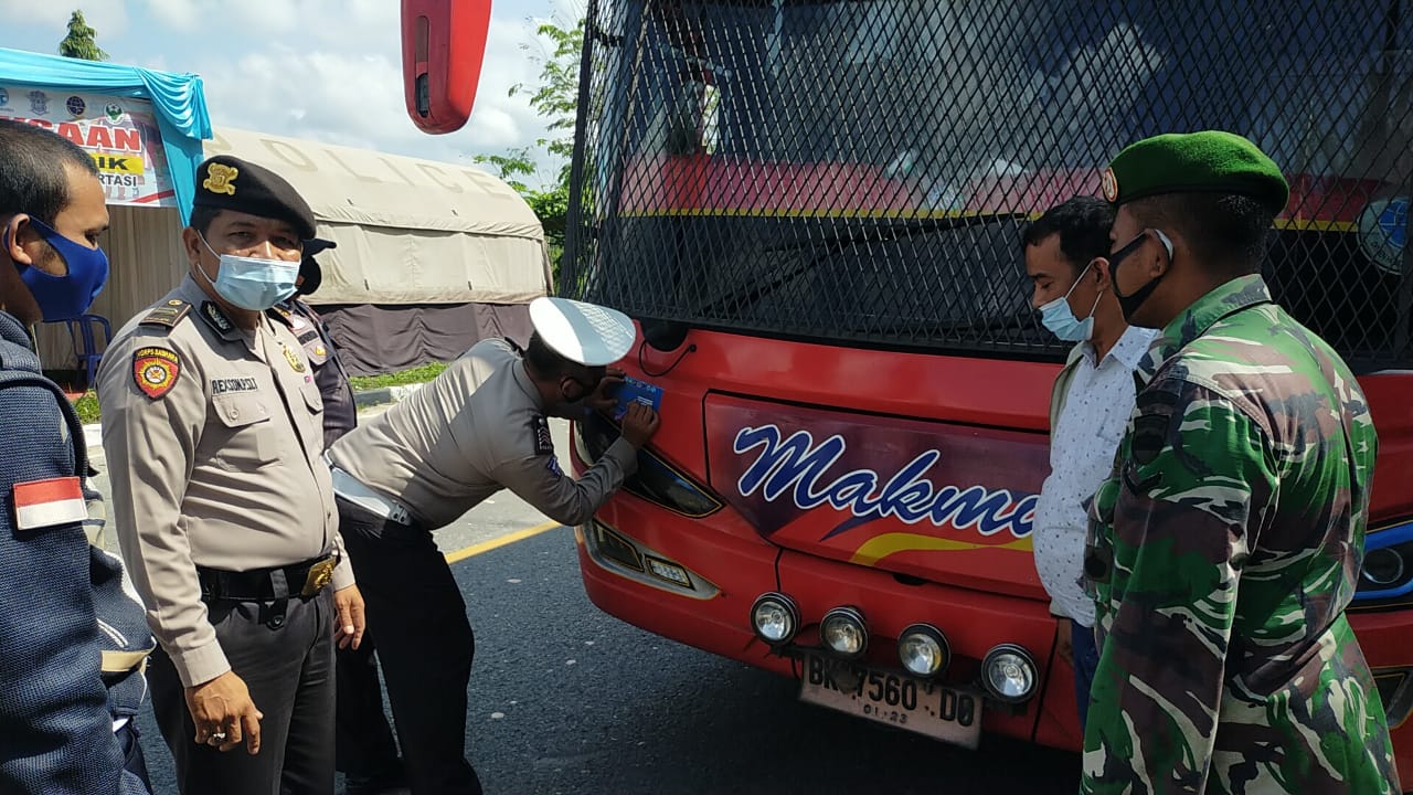 Polsek Pangkalan Kerinci Kembali Gelar Pemasangan Stiker Terhadap Kendaraan Mudik