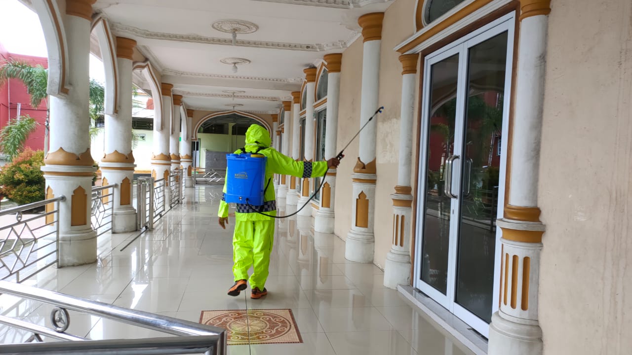 Cegah Penyebaran Covid-19, Polsek Pangkalan Kuras Disinfektan Tempat Ibadah