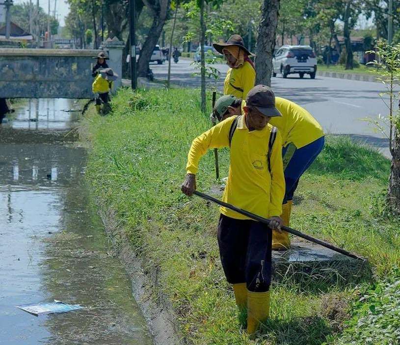 Dinas PUPR Kota Pekanbaru Normalisasi Drainase di Arifin Ahmad