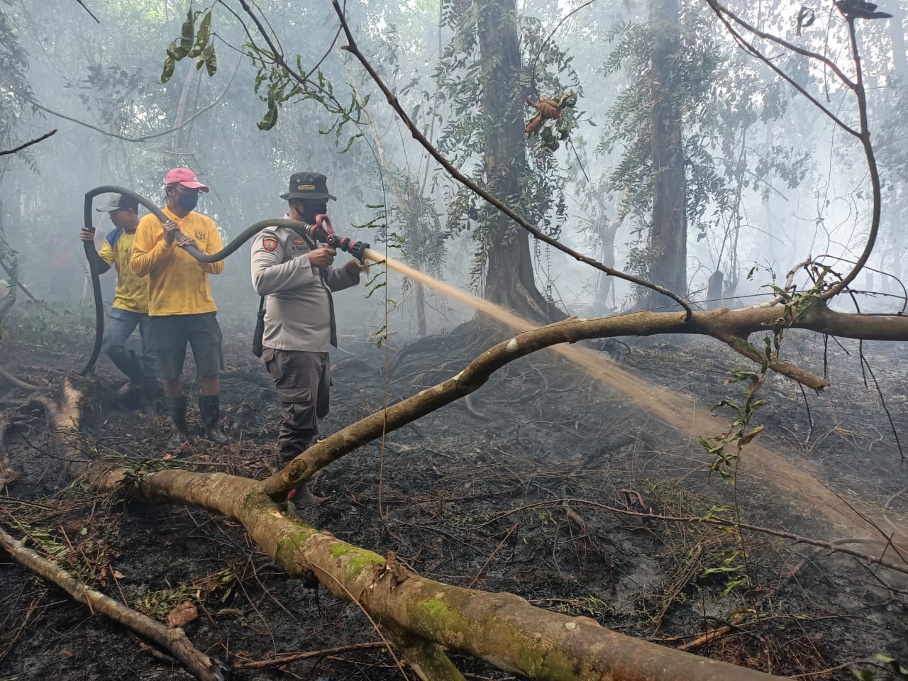 Polsek Kuala Kampar Lakukan Pendinginan Titik Api di Desa Teluk