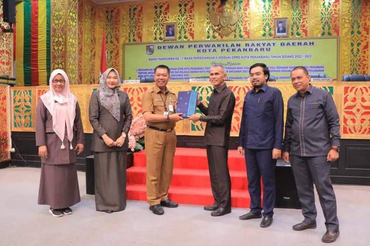 Gelar Paripurna, DPRD Pekanbaru Sahkan Perda Penyelenggaraan Administrasi Kependudukan