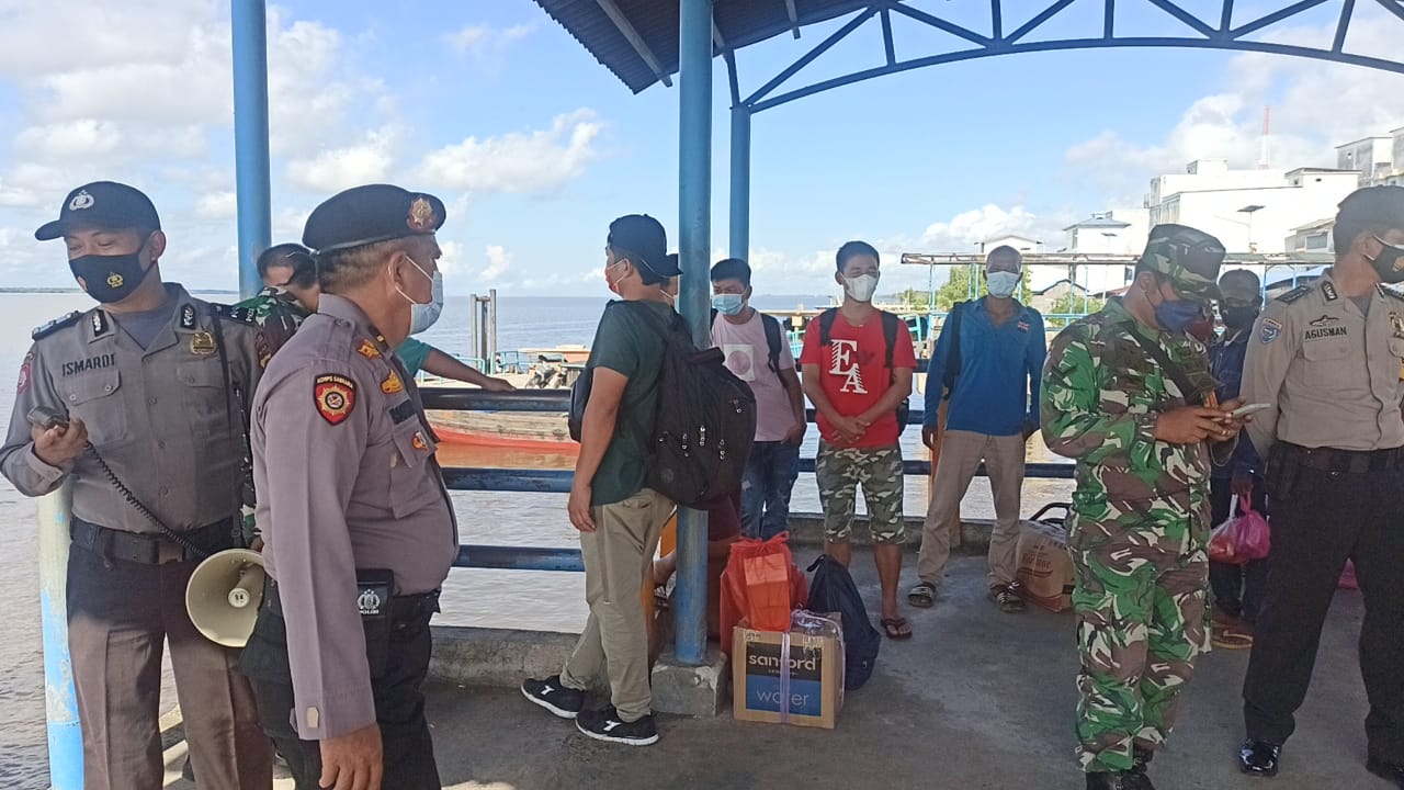 Timbulkan Rasa Peduli Prokes, Polsek Kuala Kampar Rutin Gelar Yustisi di Pelabuhan