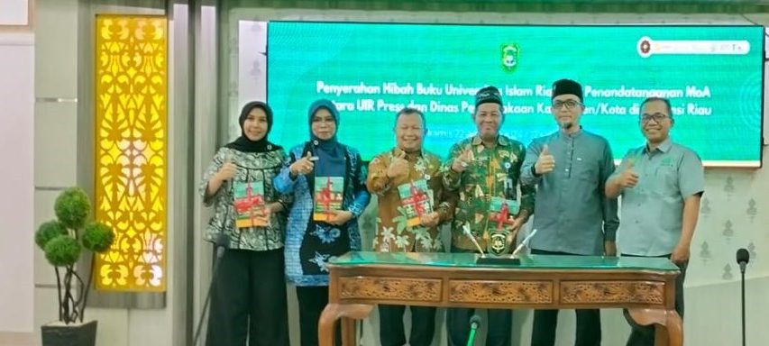 UIR Press dan Dispusip Pekanbaru Jalin Kerja Sama, Hibahkan Buku Biografi Lima Rektor UIR