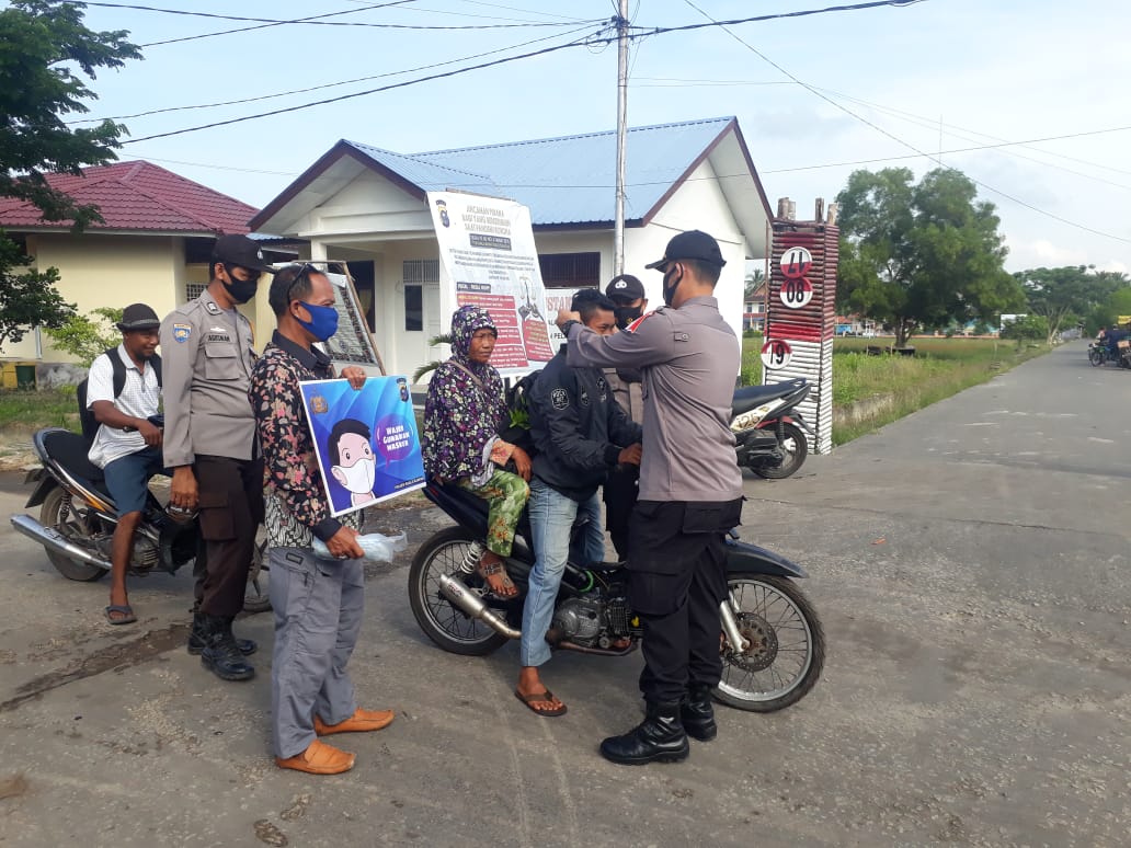 Cegah Covid-19, Polsek Kuala Kampar Bagikan Masker