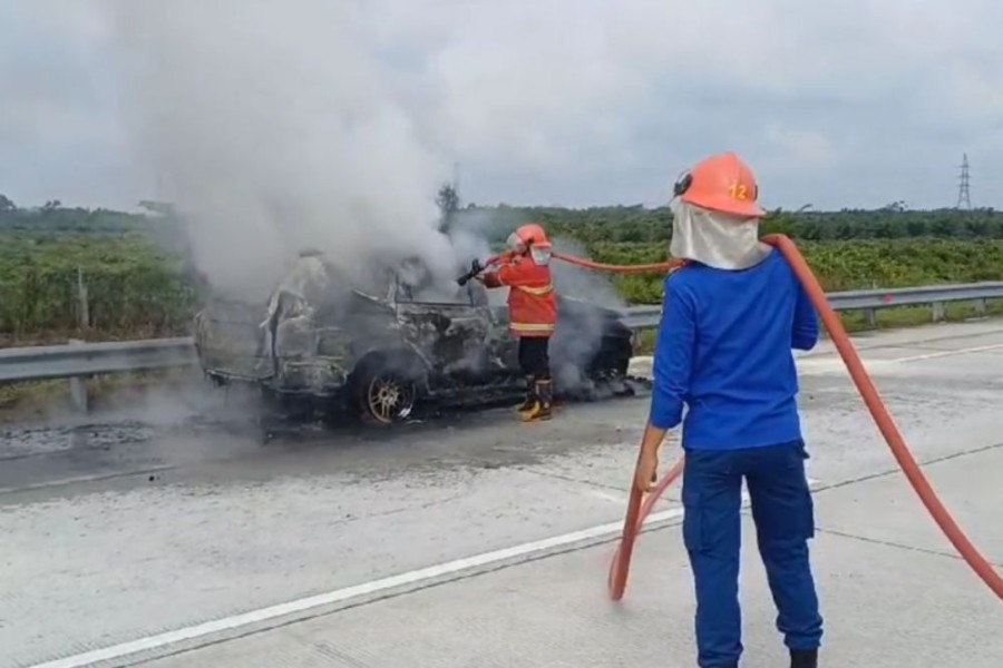 Mobil Pajero Sport Terbakar di Tol Pekanbaru-Bangkinang, Diduga Akibat Konsleting