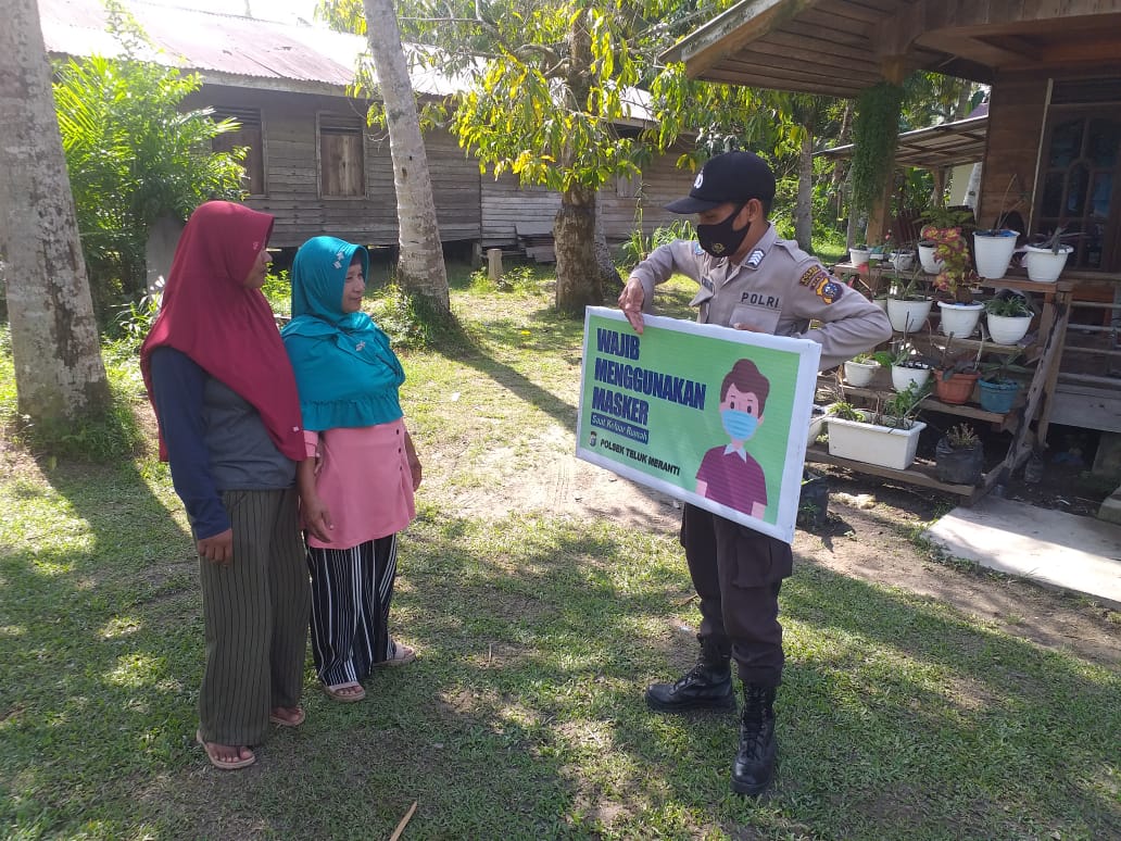 Sambangi Warga di Jalan Lintas Bono, Personil Polsek Teluk Meranti Sampaikan Prokes