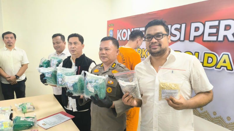 Polda Riau Amankan Kurir Narkoba dengan Barang Bukti Sabu dan Ekstasi Senilai Miliaran Rupiah
