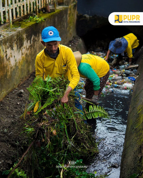 Penyebab Banjir, Dinas PUPR Pekanbaru Bersih Drainase Jalan Cut Nyak Dien yang Dipenuhi Sampah
