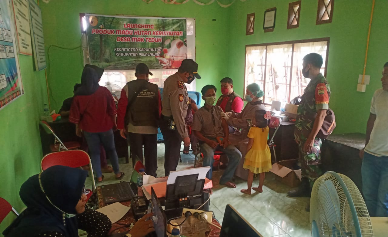 Personil Polsek Kerumutan dan Babinsa Kawal Vaksinasi di Desa Binaan