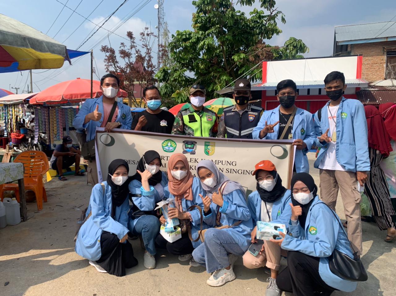 Cegah Covid-19, Mahasiswa KKN Unri Bagikan 300 Masker di Desa Sungai Sirih