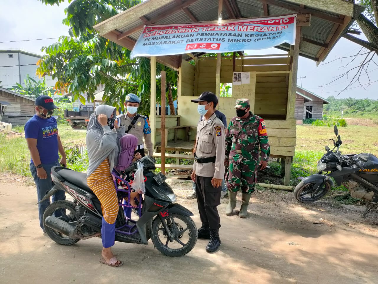 Terapkan Prokes, Polsek Teluk Meranti dan TNI Berjaga di Pos Pantau