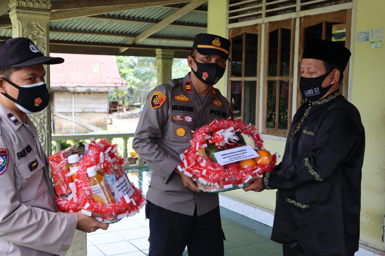 Sambut HUT ke-76 RI, Kapolsek Bandar Sei Kijang Beri Bingkisan
