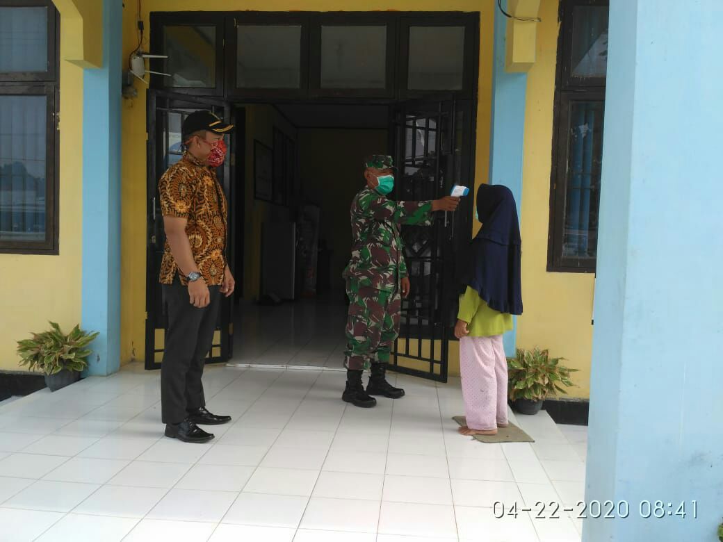 Warga Desa Kijang Jaya Terus Lakukan Pengecekan Suhu Tubuh untuk Antisipasi Corona