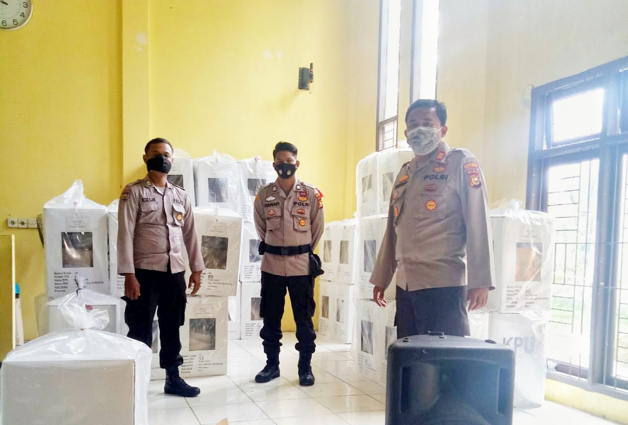Polsek Bandar Sei Kijang Awasi Ketat Kotak dan Surat Suara di Sekretariat PPK