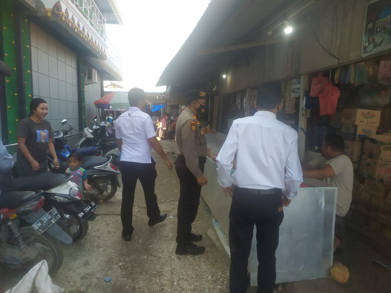 Terapkan PPKM, Polsek Pangkalan Kerinci Pantau Prokes Masyarakat di Pasar